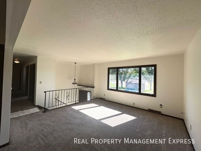 Building Photo - 3 Bedroom Home 1.5 Bath for Rent