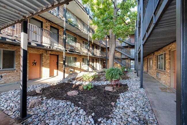 Building Photo - 809 N Dexter St