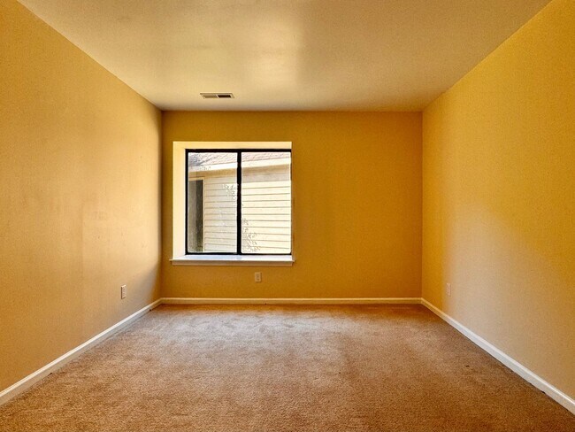 Building Photo - Close to UVA & Downtown-Don't miss this Mi...