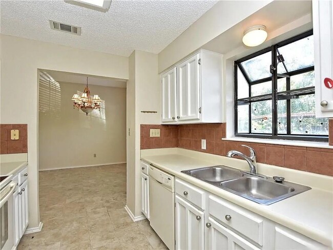 Building Photo - 1202 Thorpe Ln