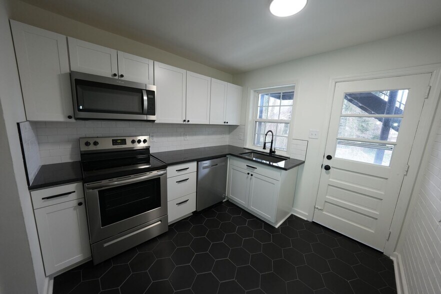 Primary Photo - 1640 W Northwest Blvd