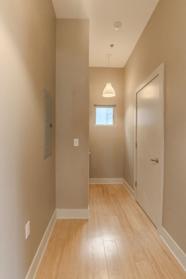 Building Photo - 3Bd/2.5Ba Seattle Townhouse