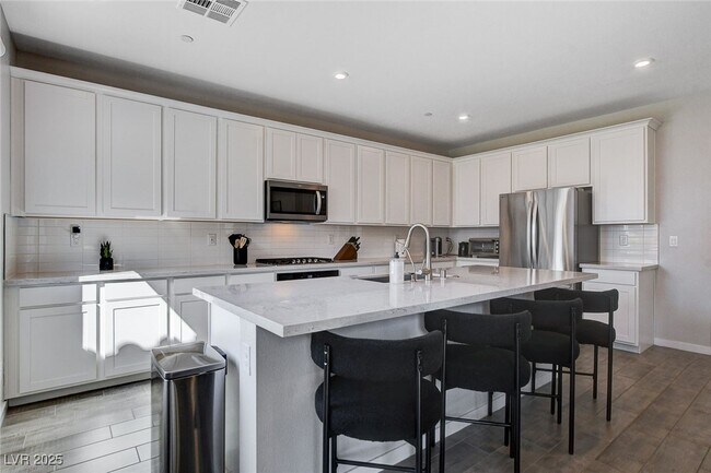 Building Photo - 871 Benning St