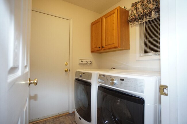 Building Photo - 3 Bed/2 Bath.  Master on Main.  Close to V...