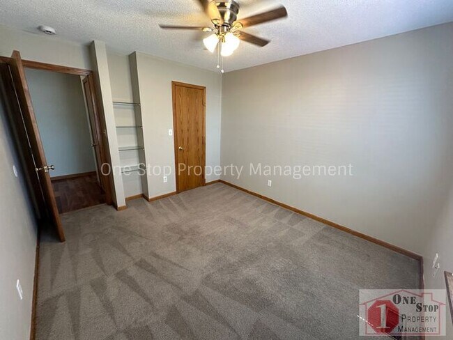 Building Photo - Spacious 3 Bed, 3 Bath Home in Raymore wit...