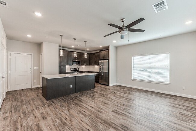 Building Photo - Limited-Time Offer: 2 Weeks Free on Modern 1-Bed!