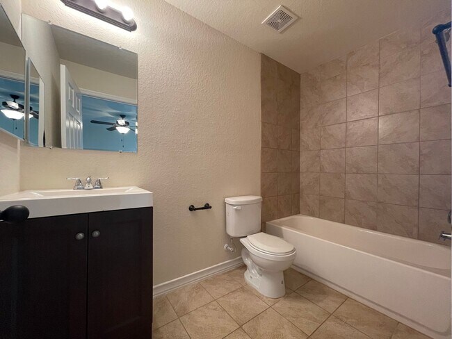 Building Photo - Townhome for rent