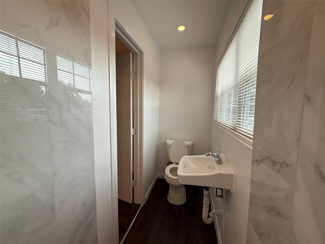 Building Photo - 9433 Rosehaven Dr