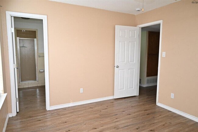 Building Photo - 4 bed 2 bath near SAFB.