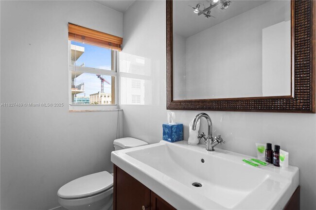 Building Photo - 9440 W Bay Harbor Dr