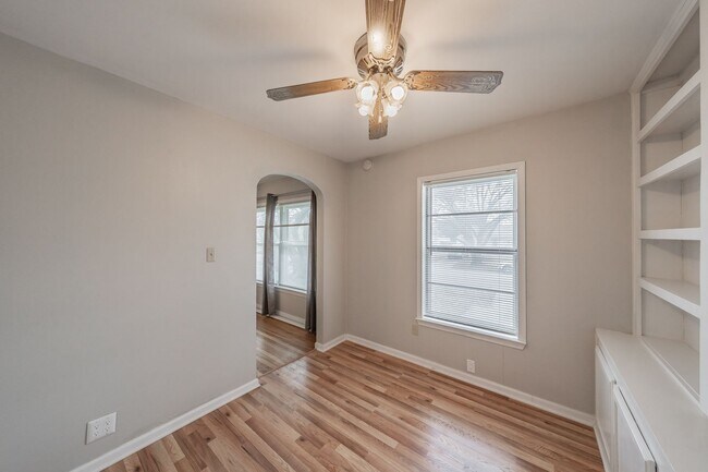 Building Photo - Updated home in Arlington Heights!