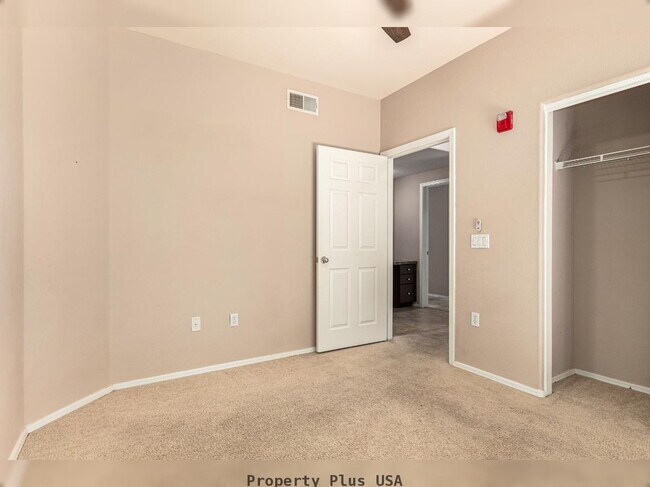 Building Photo - "Unique 3-Bed, 2-Bath Condo with 2 car attached garage located in Prime Scottsdale Location!"