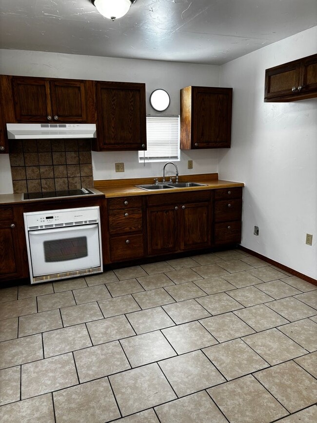 Building Photo - Adorable and spacious 2br 1ba apartment