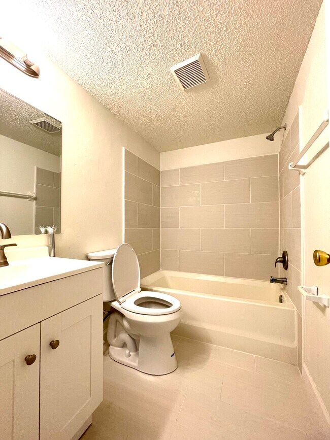 Building Photo - 2476 SE Garden Terrace