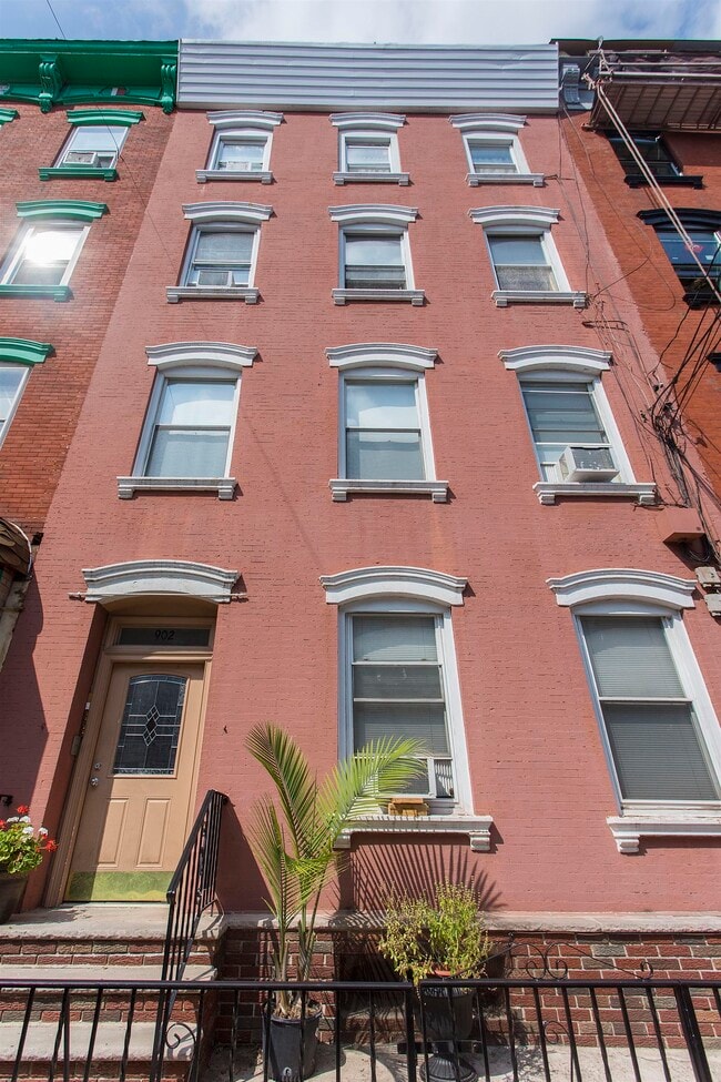 Building Photo - 902 Park Ave