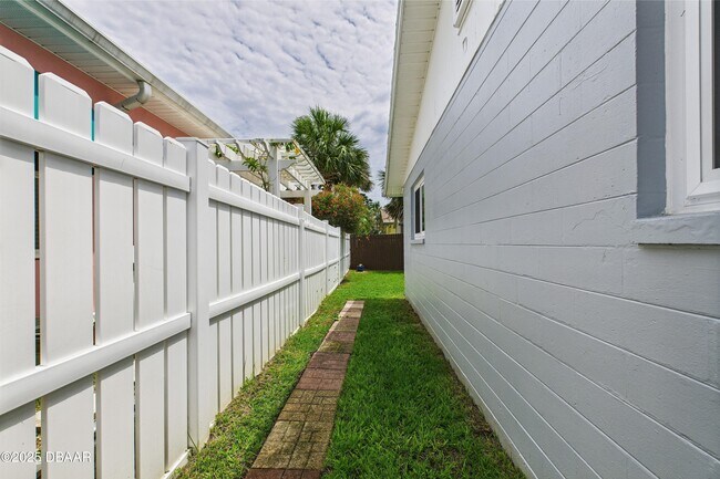 Building Photo - 4035 Oriole Ave