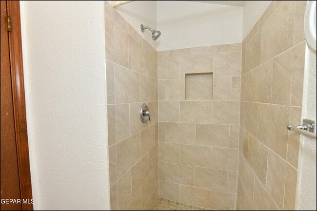 Building Photo - 4872 Maureen Cir