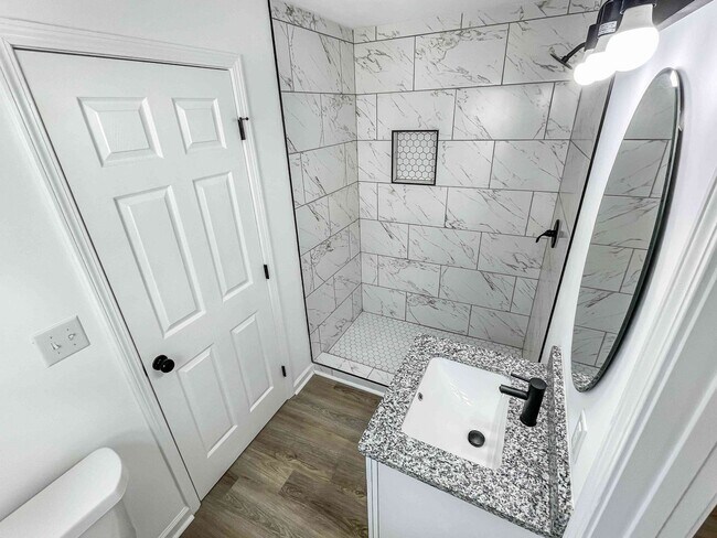 Building Photo - Beautiful 3BR Home Near Mozley Park!