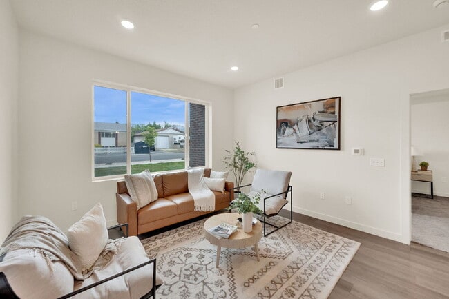 Building Photo - First Month Rent FREE