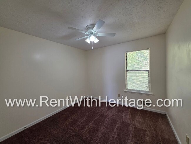 Building Photo - Amazing 3 bedroom, 2.5 bath townhome/ Great Roommate Floorplan / Great Location