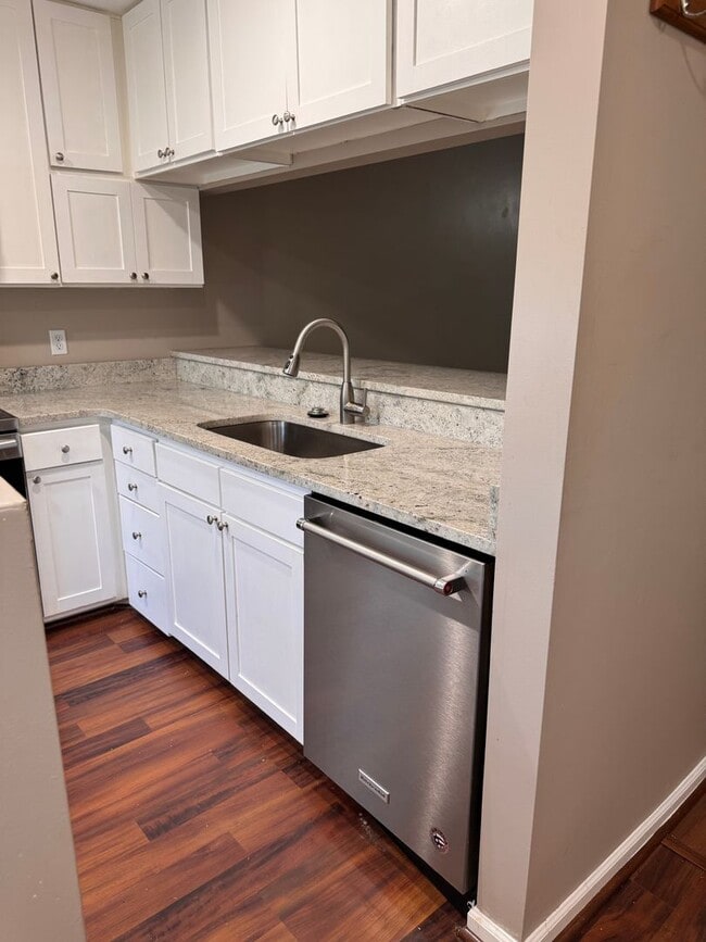 Building Photo - 2 Bedroom || 2 Bathroom - Single Level Tow...