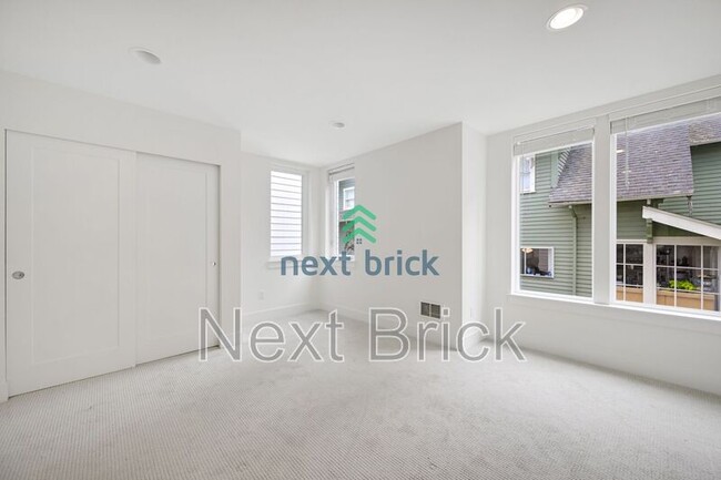 Building Photo - 9207 1st Ave NW