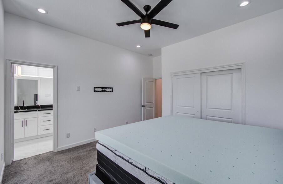 Building Photo - 5905 Crest Ct