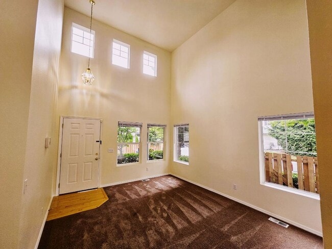 Building Photo - 3 Bed + Bonus Room 2.5 Bath Home Snohomish