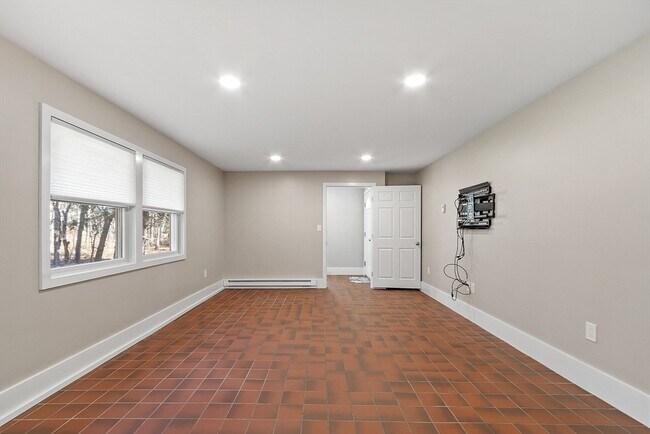 Building Photo - 82 Cedar St