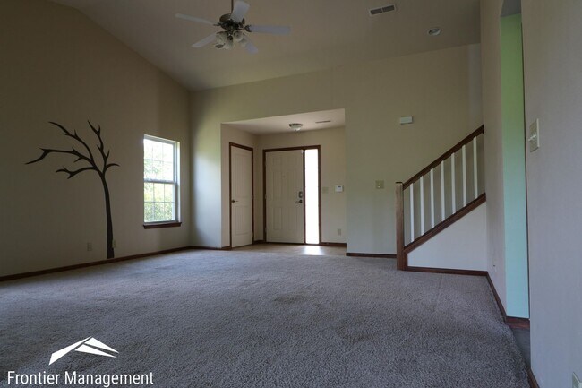 Building Photo - Gorgeous Duplex with Amazing View Off of Scenic Drive!