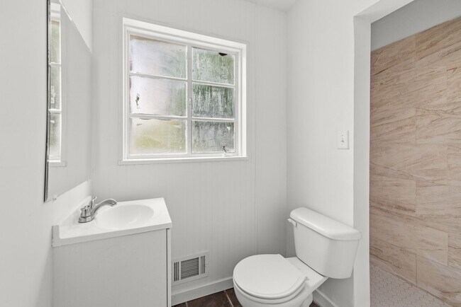 Building Photo - Charming 4 Bedroom, 2 Bathroom house