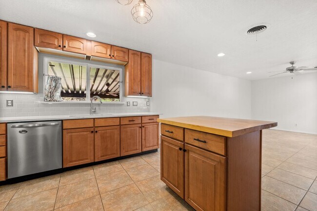 Building Photo - Large 4 Bedroom 2 Bath House