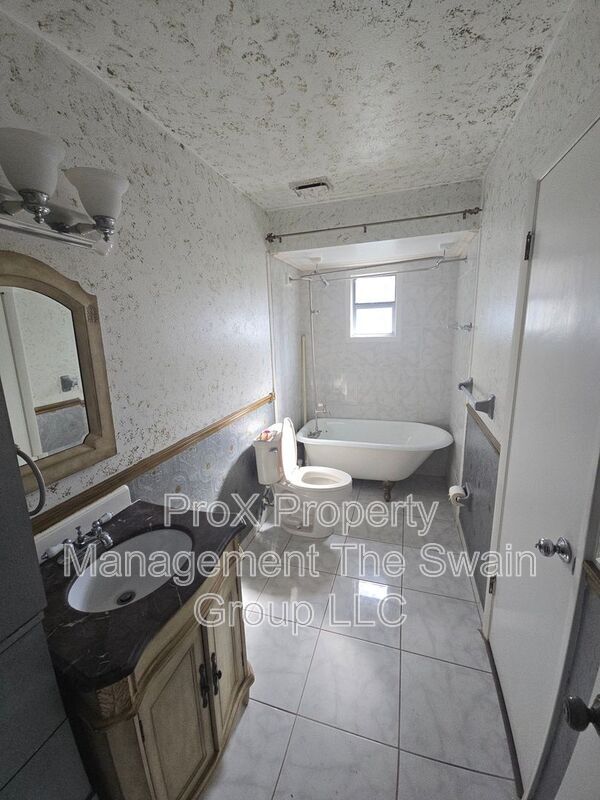 Building Photo - 1398 Lucerne Loop Rd NE