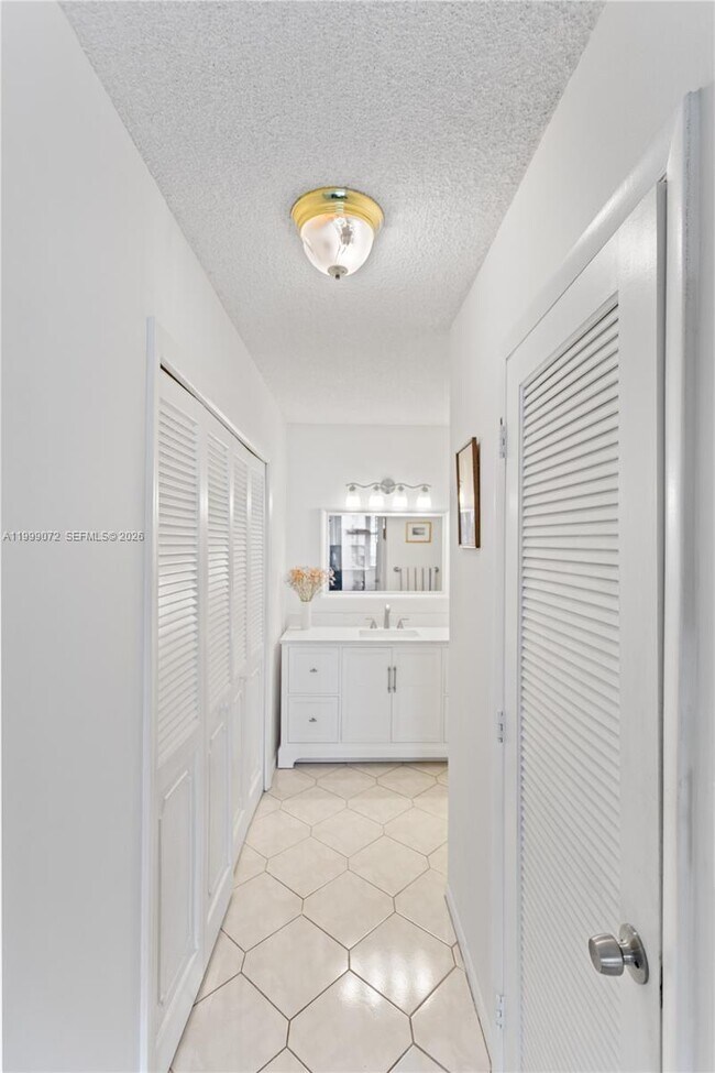 Building Photo - 3800 S Ocean Dr