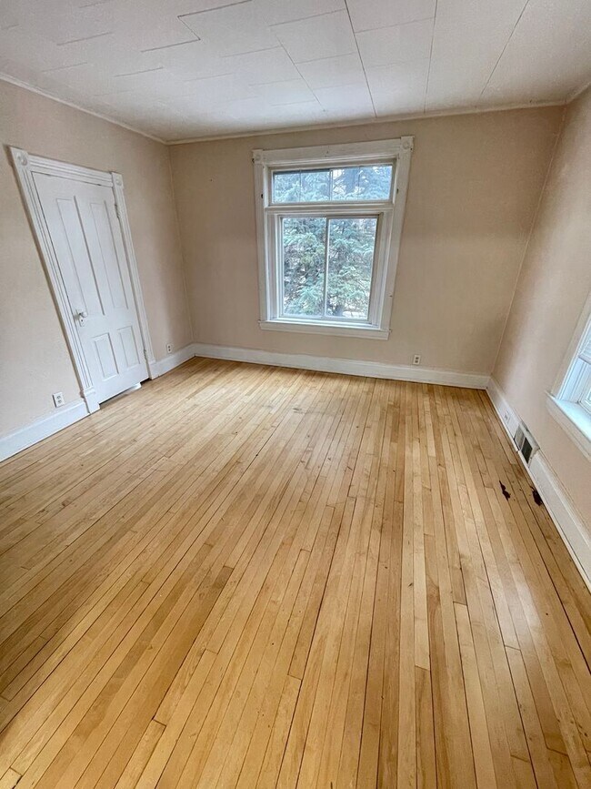 Building Photo - 1302 W 1st St