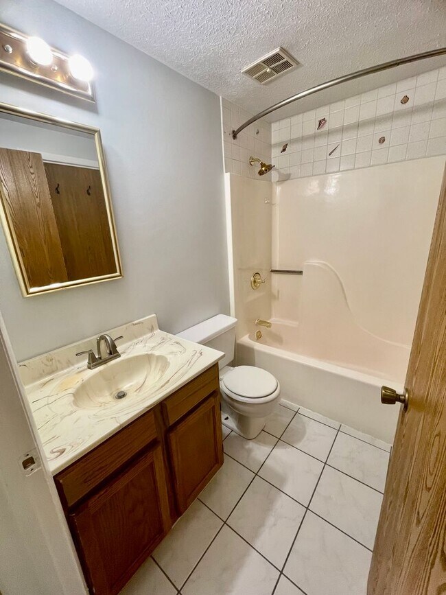 Building Photo - 2 Bed 1.5 Bath- Oakdale PA! Hawthorne Vill...