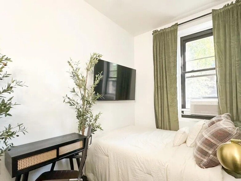Building Photo - Furnished room/NOT APARTMENT
