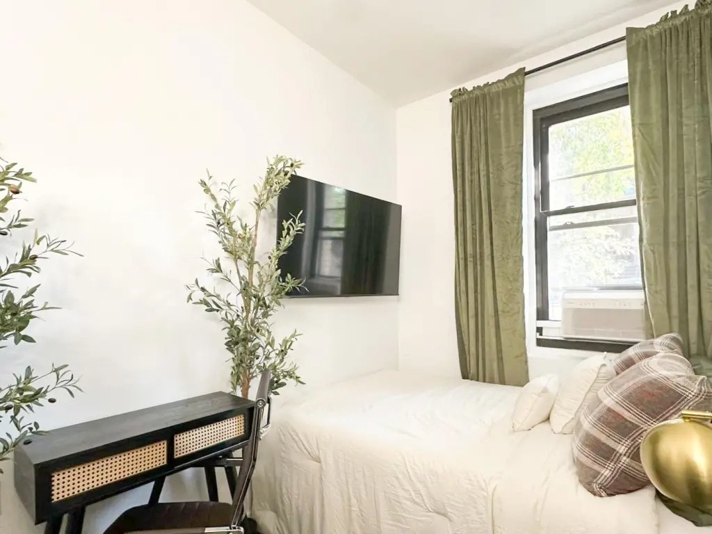 Building Photo - Furnished room/NOT APARTMENT