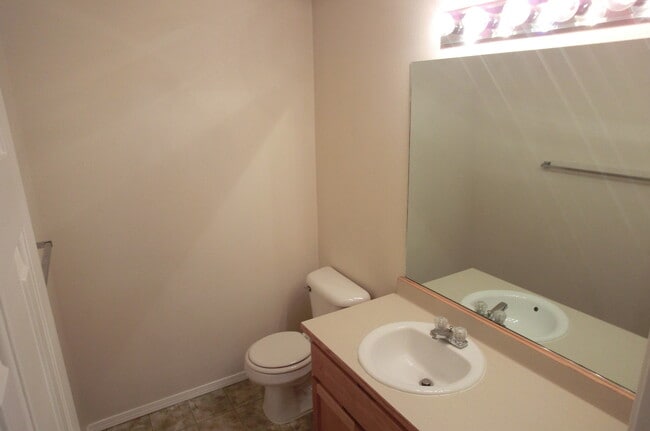 Building Photo - 2 BED 2 BATH TOWNHOME