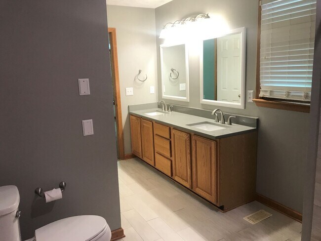 Building Photo - Stunning 3 Bedroom Home with Bonus Room