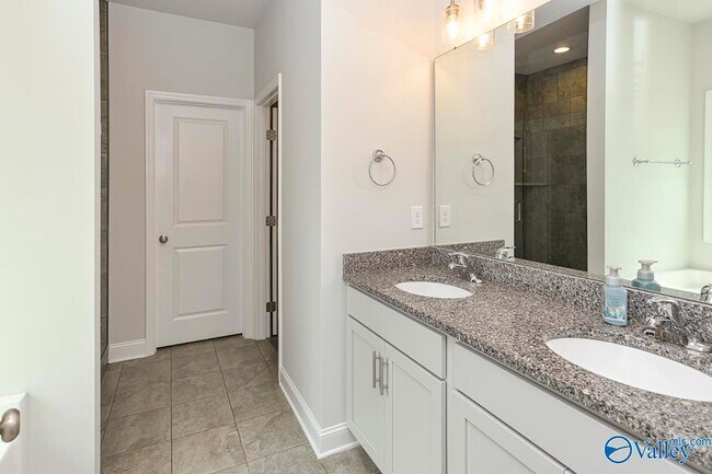 Building Photo - 125 River Springs Ct