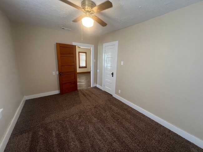 Building Photo - 730 W 17th Ln