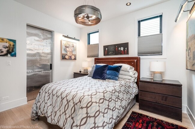 Building Photo - 2041 W Cuyler Ave