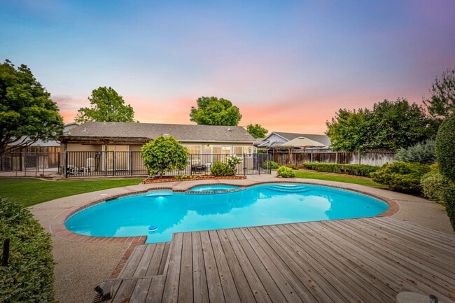 Building Photo - 464 Edelweiss Dr