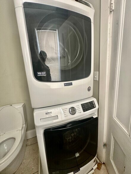 Building Photo - 166 Magazine St