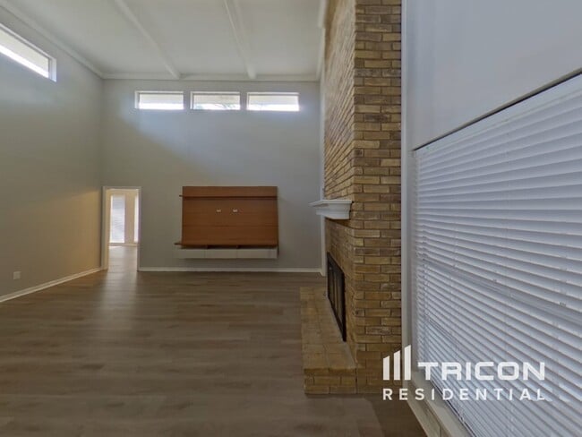 Building Photo - 10144 Desert Willow Dr