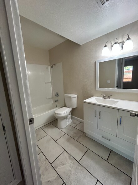 Building Photo - 3953 N Palm Grove Dr