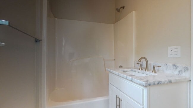 Building Photo - Beautiful 2/2 stand alone home in Santa Ro...