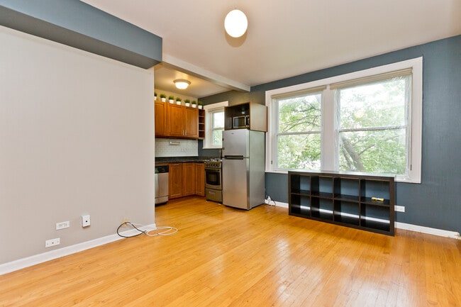 Building Photo - 4240 N Clarendon Ave