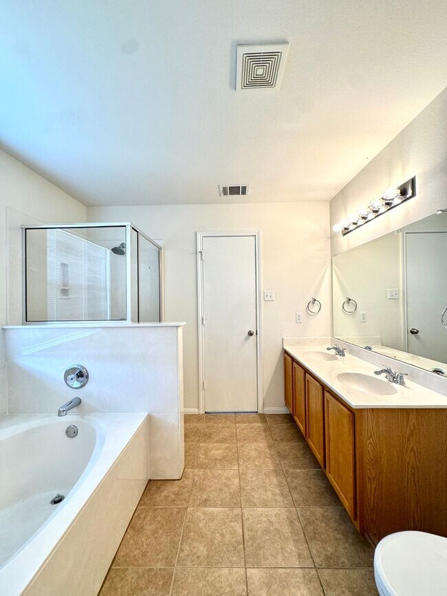 Building Photo - Spacious 5-Bedroom Home with In-Law Suite ...
